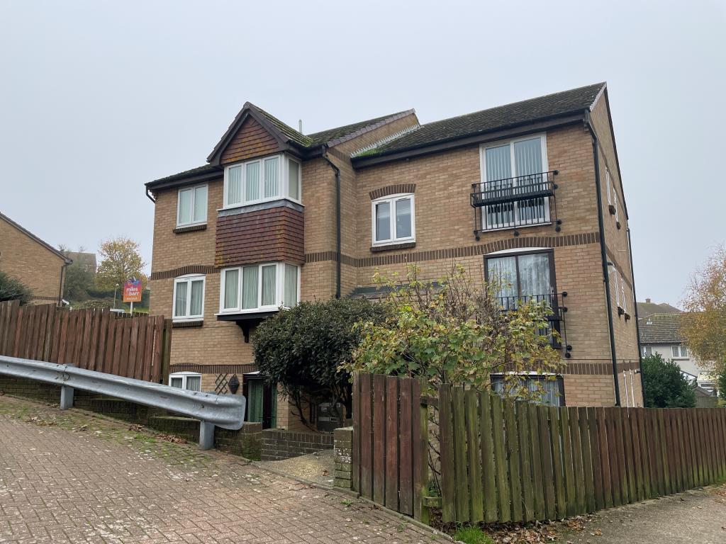 Lot: 75 - VACANT TWO-BEDROOM FLAT - Detached block of flats